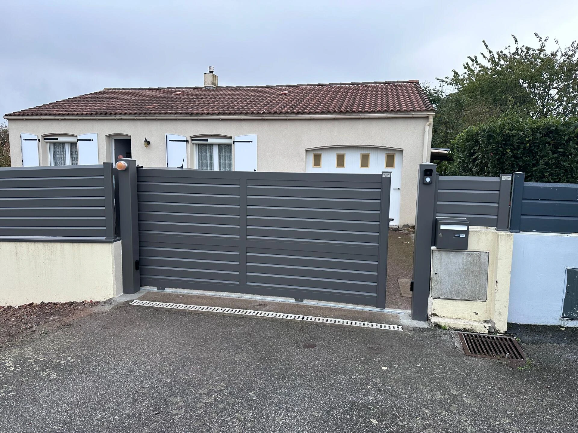 Portail coulissant DoMai'n coulissant cantache motorisé gris 2900