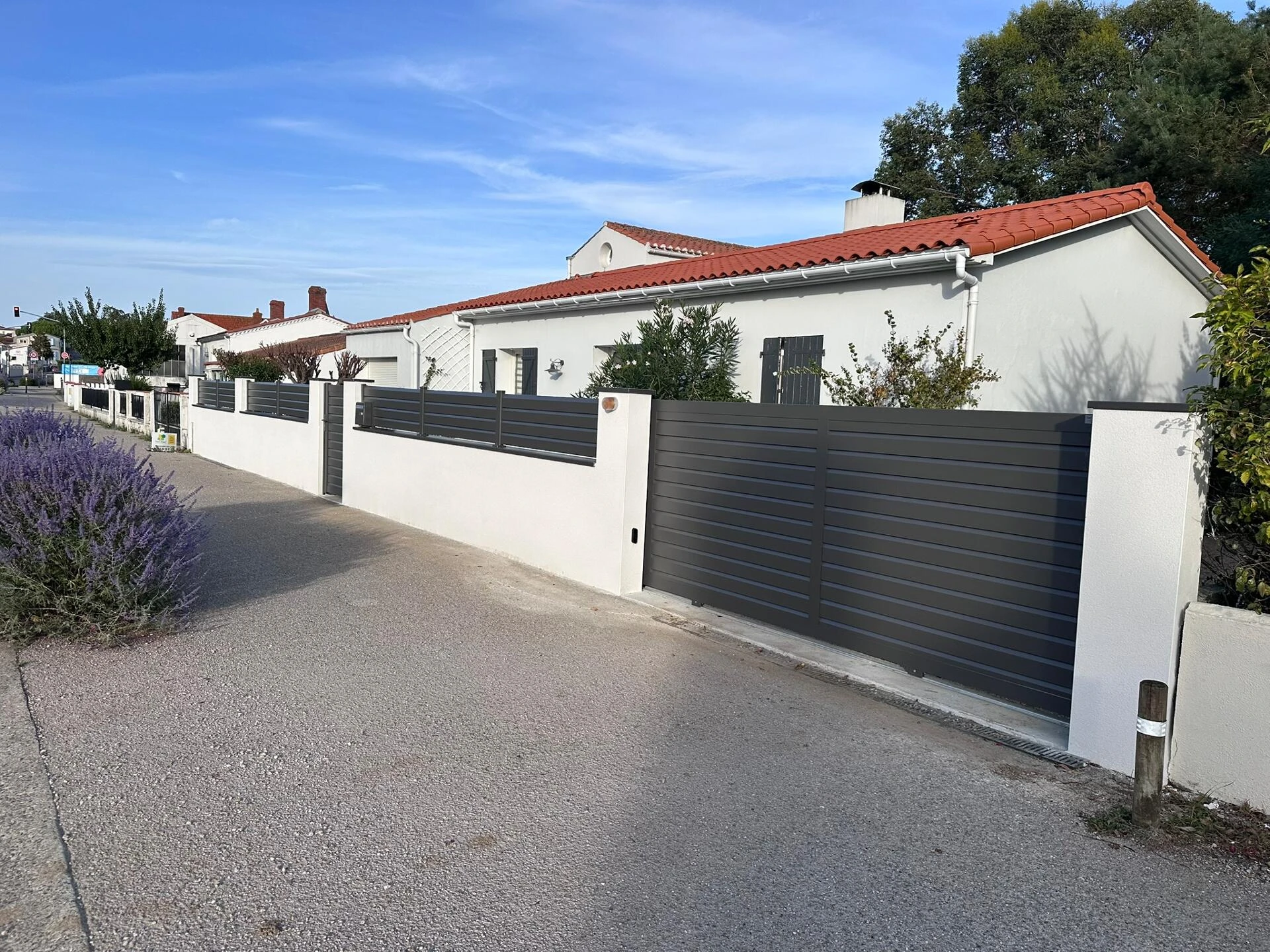 Portail coulissant et portillon DoMain' Cantache avec clôture pannecière easy gris 2900