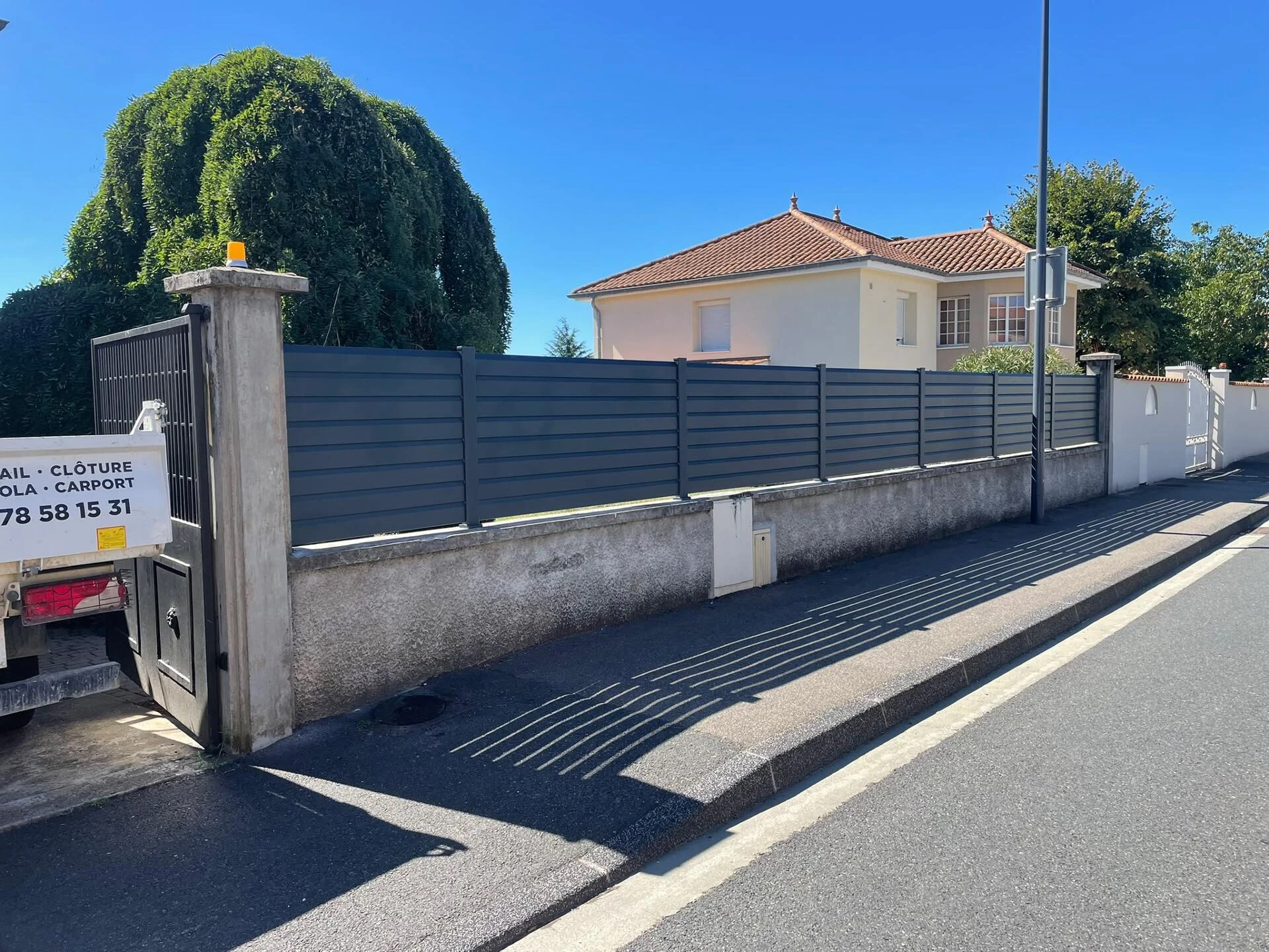 Réalisation d'une clôture aluminium brise vue "EASY" sur muret sur la commune de St-Priest par l'entreprise Rivoire