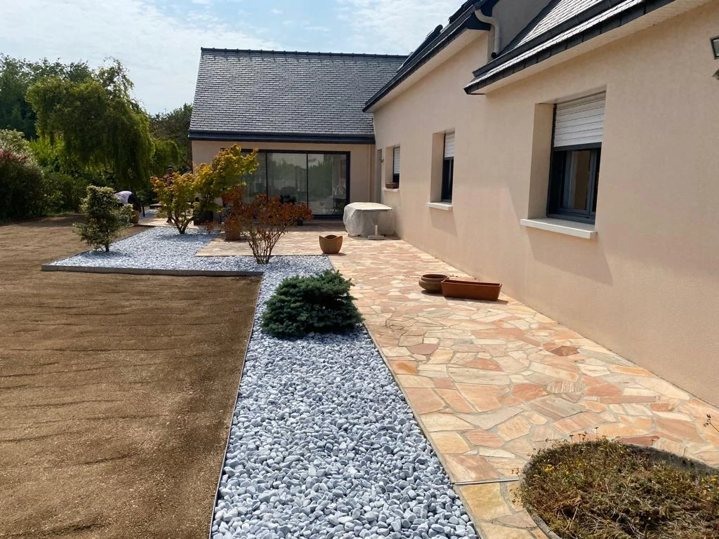 Retenues de terre avec galets et plantations