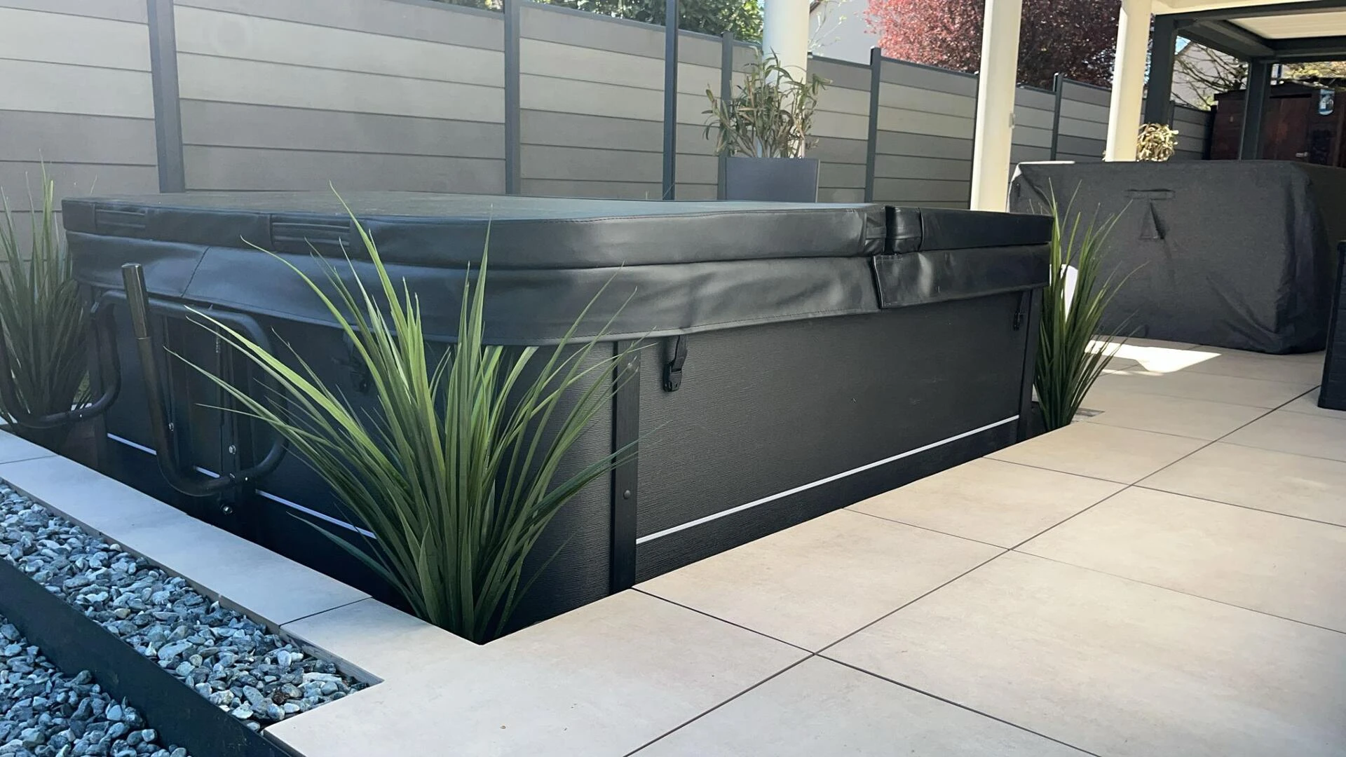 Spa bien-être et terrasse en dallage Grès Cérame