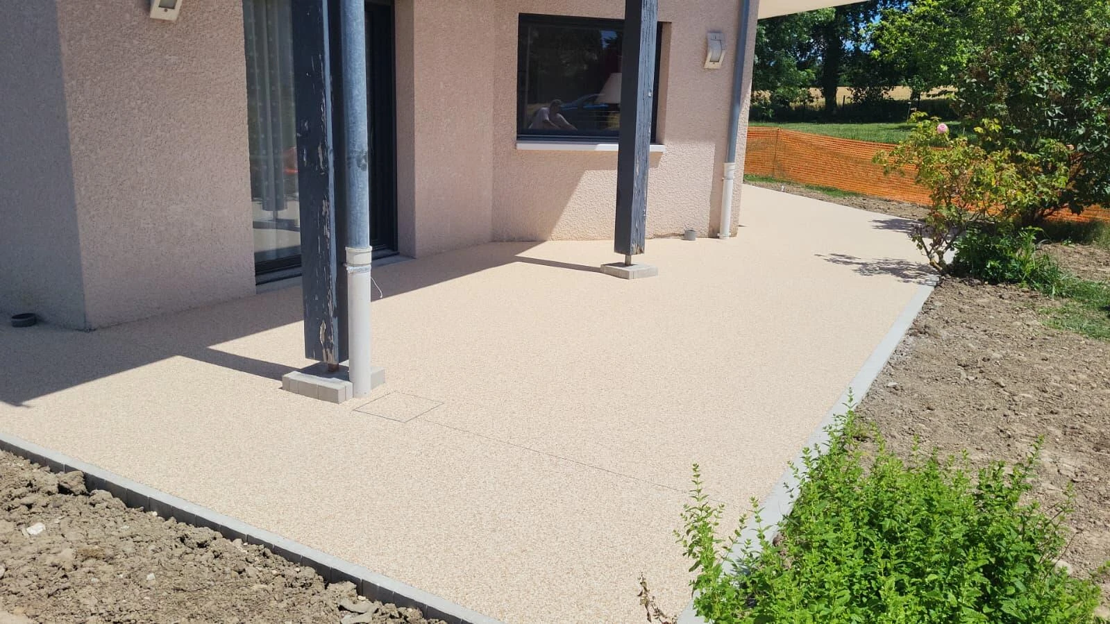 Terrasse en Hydrostar® Dune et Bordure La Couture® ton pierre