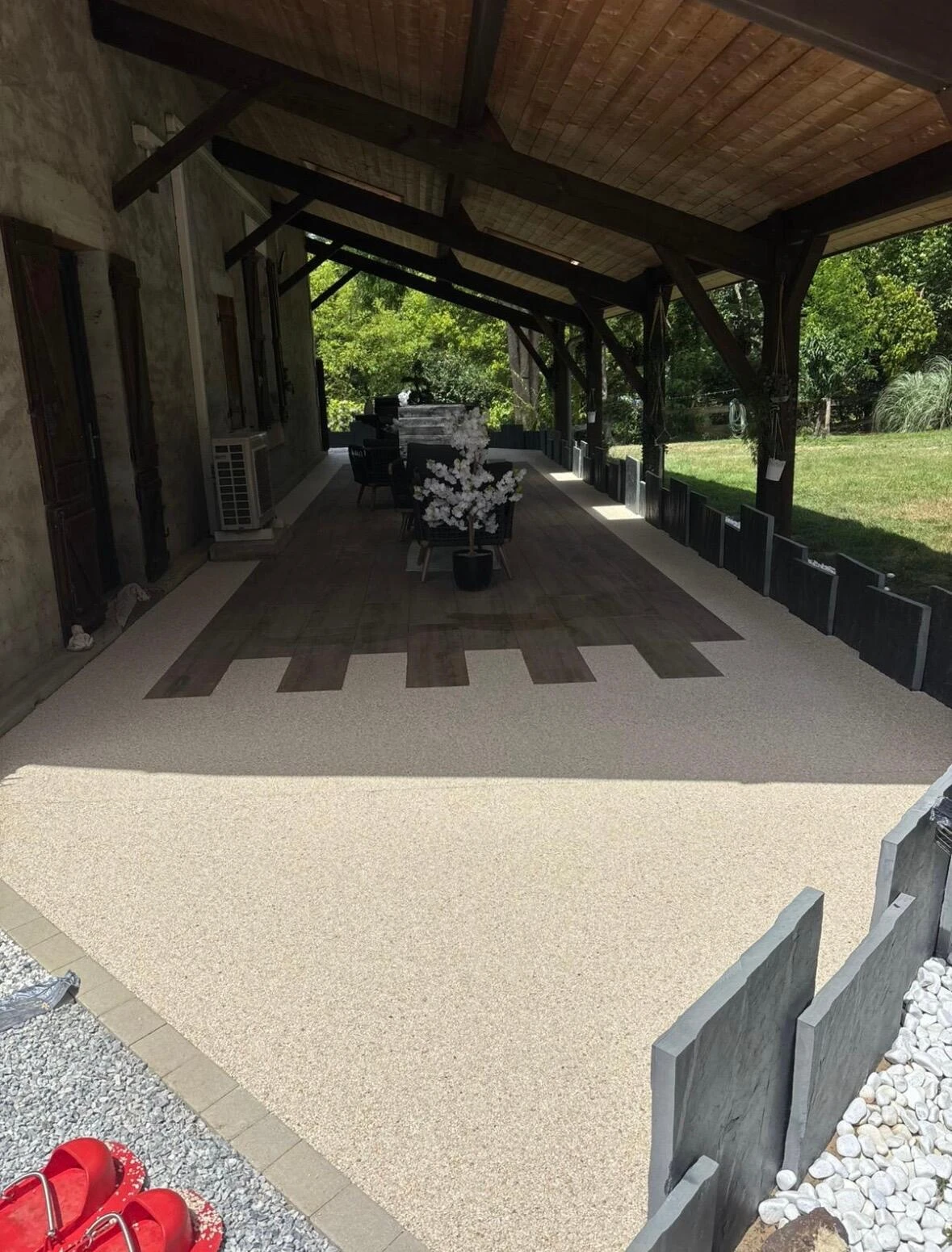 Terrasse en Hydrostar® Ivoire et dallage céramique