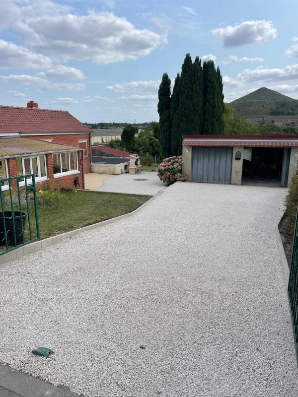 Allée de garage en Alvéostar® beige et terrasse en Hydrostar® Dune