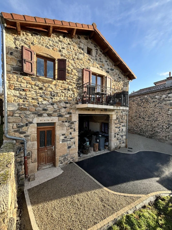 Allée de garage en Alvéostar®, enrobé à chaud et Pavé la couture®