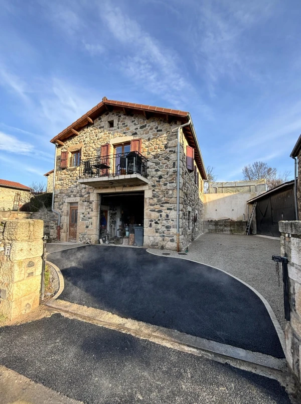 Allée de garage en Alvéostar®, enrobé à chaud et Pavé la couture®