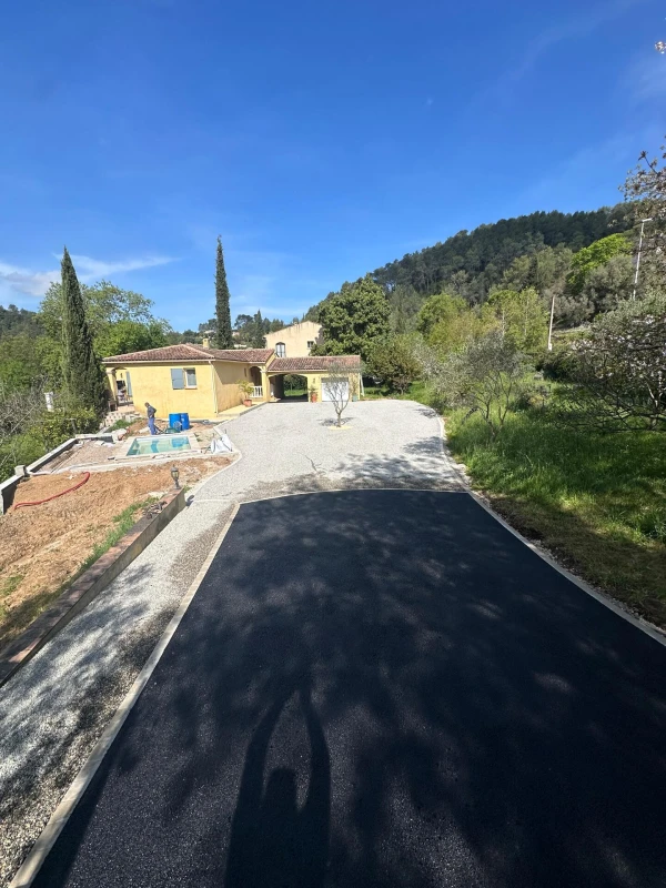 Allée de garage en Alvéostar® et enrobé à chaud