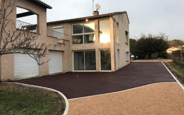 Allée de garage en Alvéostar® et enrobé rouge à chaud - Entreprise Nadau