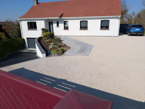 Allée de garage en Alvéostar, pavage et enrobé noir