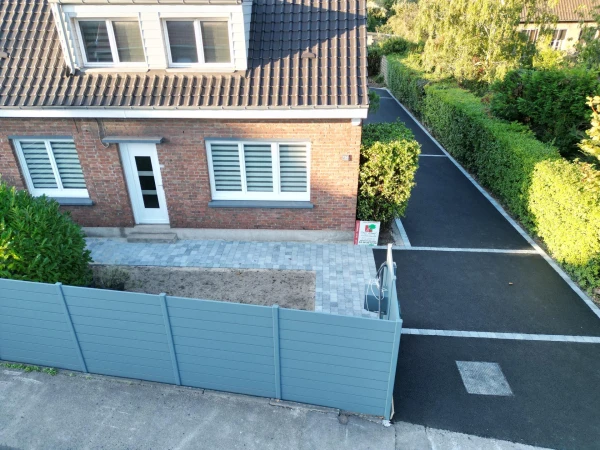 Allée de garage en enrobé à chaud et pavage dallage