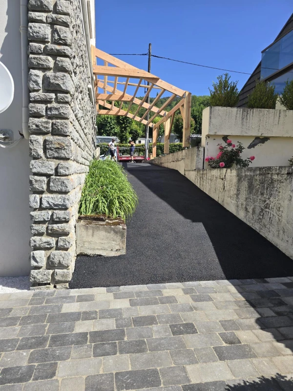 Allée de garage en enrobé à chaud et pavage Marjolaine nuage