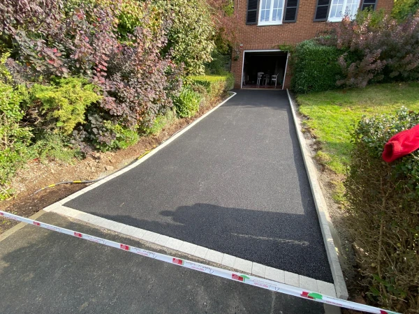Allée de garage en enrobé à chaud et Pavé la couture®