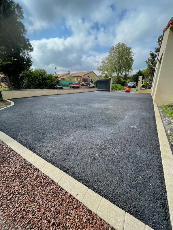 Allée de garage en enrobé à chaud et Pavé la couture®