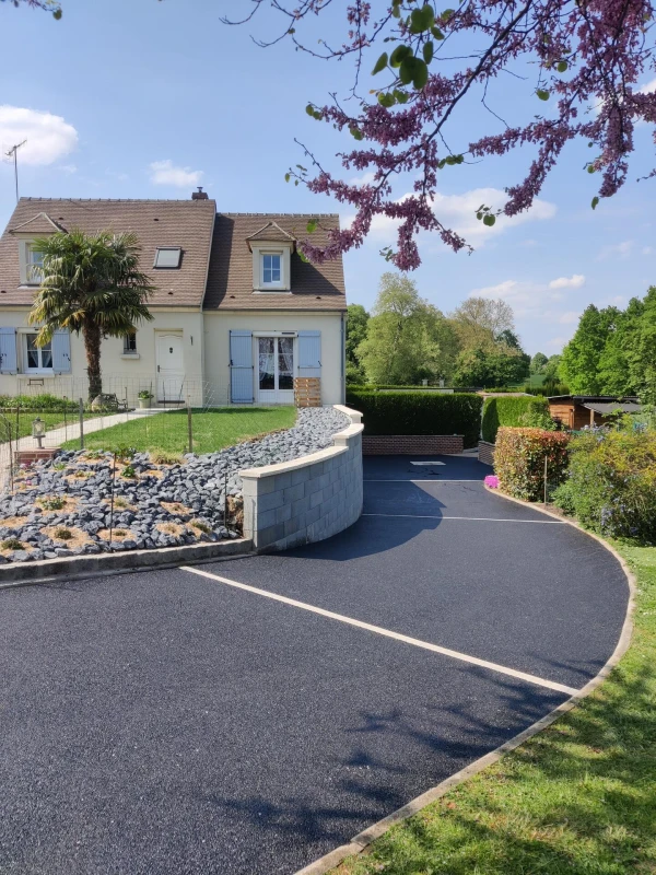 Allée de garage en enrobé à chaud et Pavé la couture®