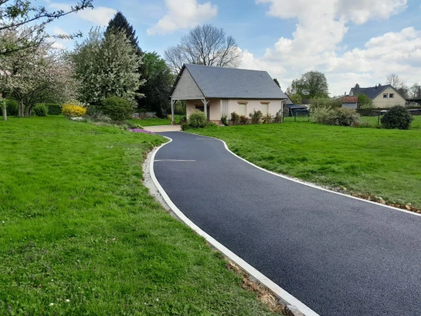 Allée de garage en enrobé à chaud, Hydrostar® et Pavé la couture®