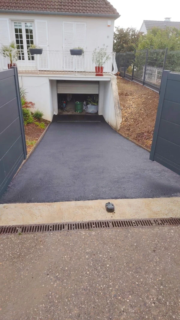 Allée de garage en enrobé à chaud noir