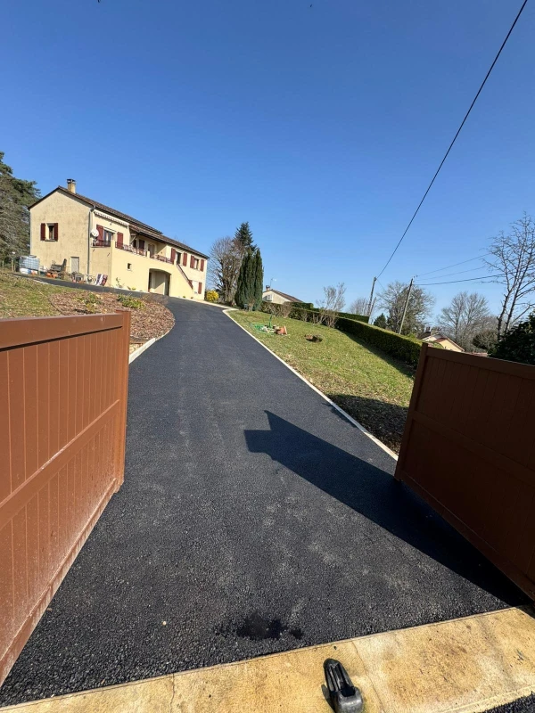 Allée de garage en enrobé noir à chaud