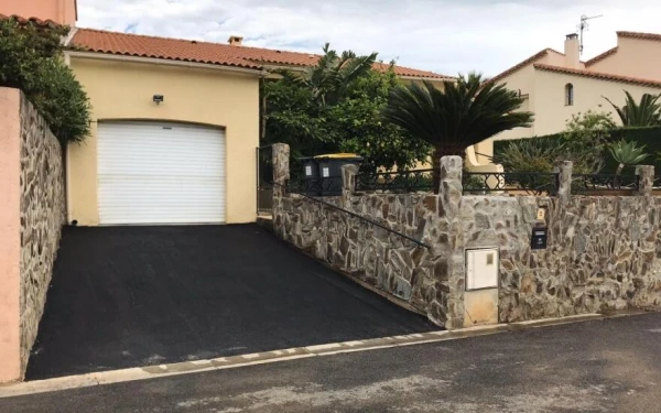 Allée de garage en enrobé noir à chaud