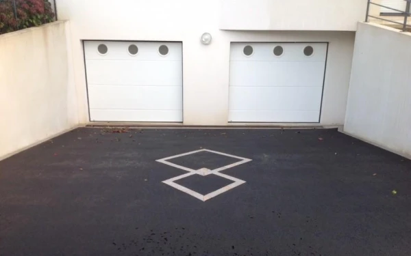 Allée de garage en enrobé noir à chaud