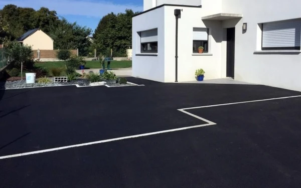 Allée de garage en enrobé noir à chaud