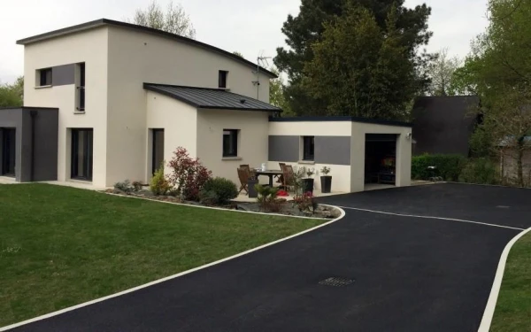 Allée de garage en enrobé noir à chaud