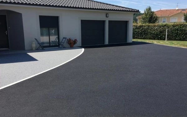 Allée de garage en enrobé noir à chaud - Entreprise Moulharat