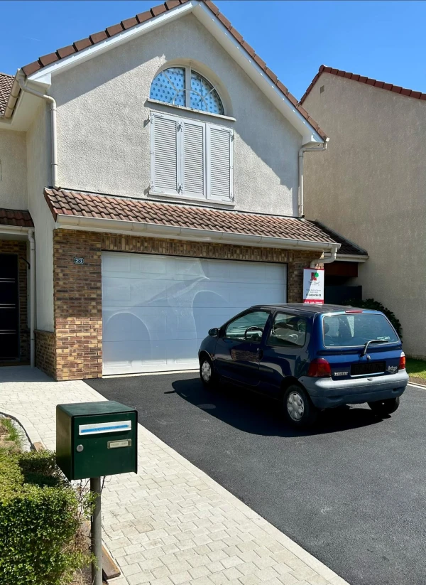 Allée de garage en enrobé noir à chaud et en pavage La Couture