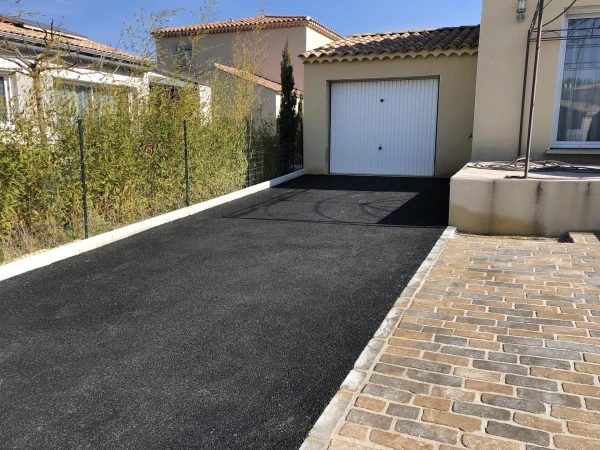 Allée de garage en enrobé noir à chaud et Pavage