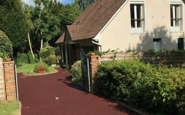 Allée de garage en enrobé rouge à chaud- Entreprise Thuard