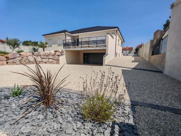 Allée de garage en Gravistar Beige- Pavés la couture Gris — photo 2
