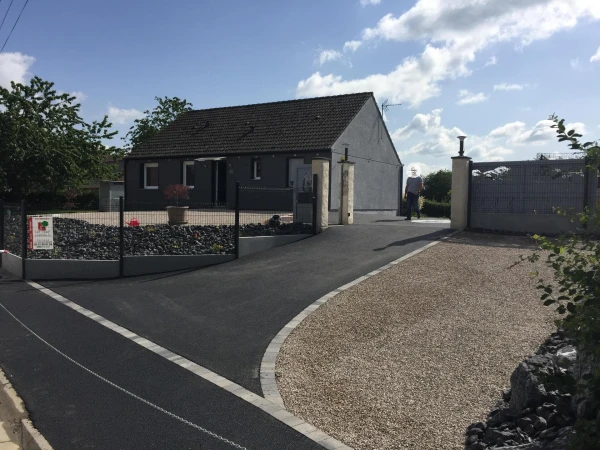 Allée de garage en Gravistar® et enrobé noir à chaud