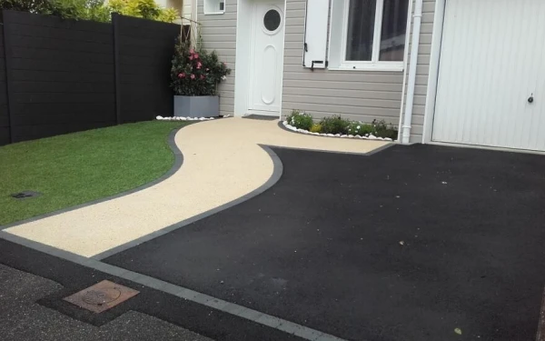 Allée de garage en Minéralstar® Dmgreen® et enrobé noir à chaud - Entreprise Dugast
