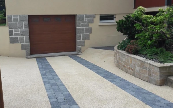 Allée de garage en résine et béton décoratif