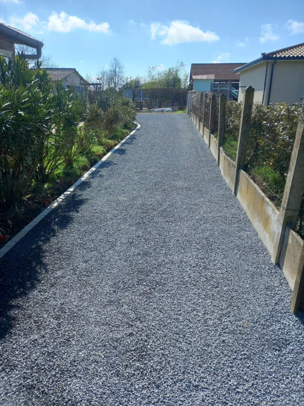 Allée de jardin en Gravistar® Gris et Pavé la couture®