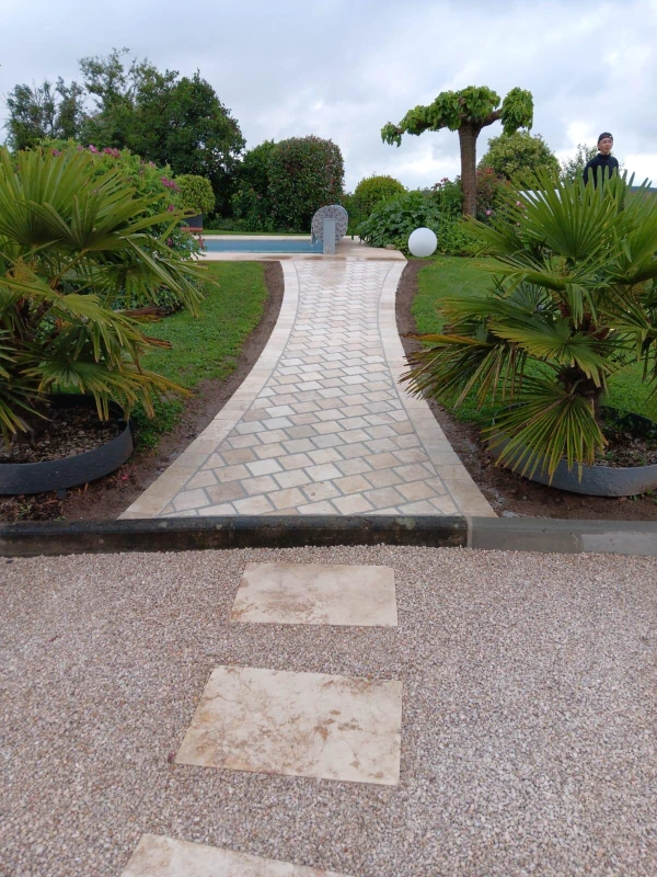 Allée de piscine en pavage travertin