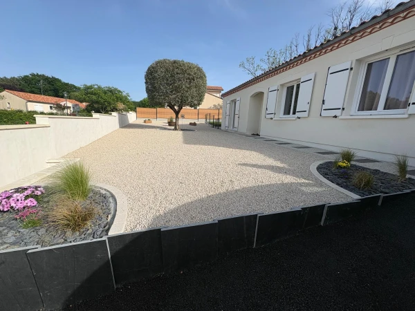 Allée en Alvéostar et enrobé noir à chaud