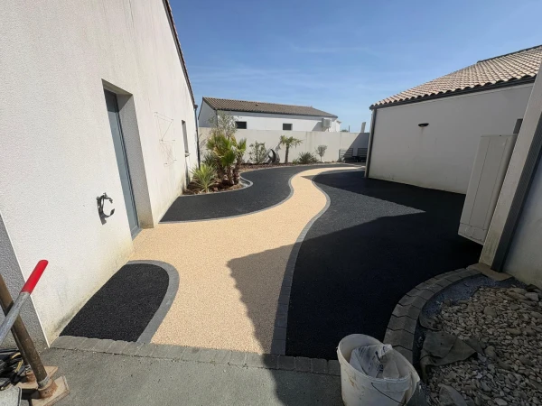 Allée extérieure en Hydrostar® Crème, Enrobé Noir à Chaud et Pavés La Couture® Gris