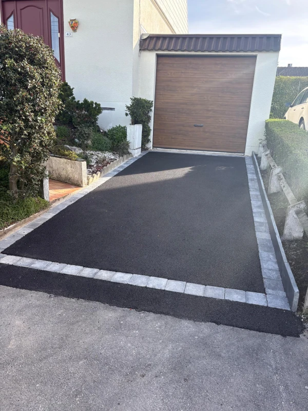 Allée garage en enrobé à chaud noir