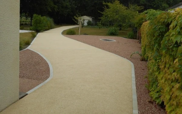 Allée piétonne en Alvéostar® et béton poreux