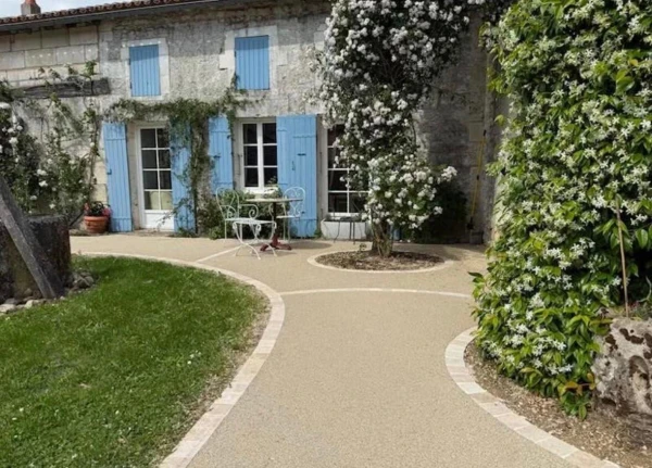 Allée piétonne en béton décoratif