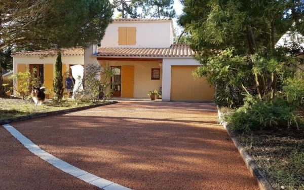 Allée piétonne en béton drainant