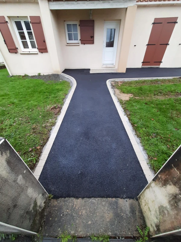 Allée piétonne en enrobé à chaud et Pavé la couture®
