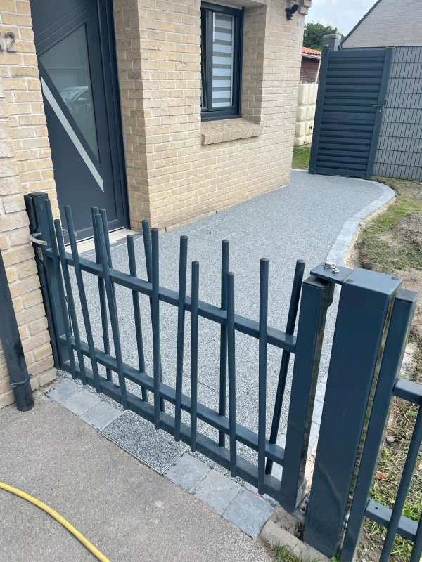 Allée piétonne en Hydrostar® et Bordure pavés Pierre Bleue