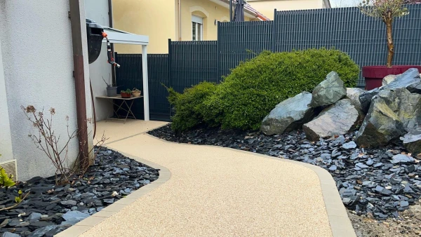Allée piétonne en Hydrostar et bordures en pavés +création paysagère en ardoise noire et roche