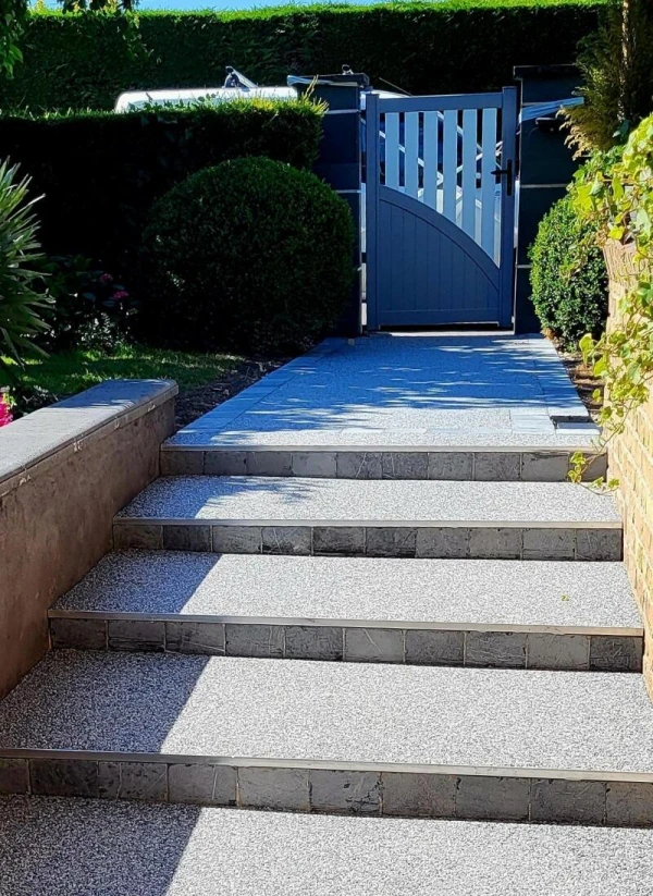 Allée piétonne en Hydrostar® et Pavage Pierre Bleue
