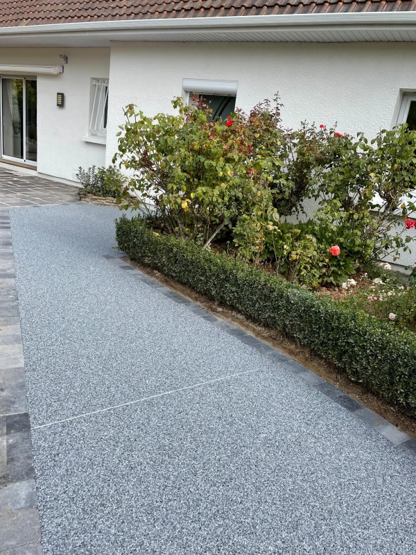 Allée piétonne en Hydrostar® et Pavé Pierre Bleue
