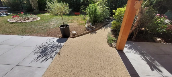 Allée piétonne en Minéralstar beige et terrasse en dallage grès cérame gris 80/80
