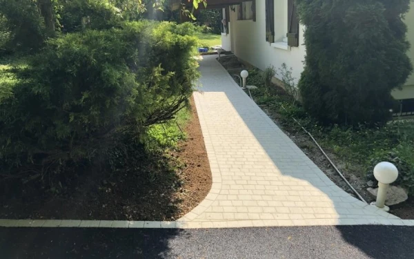 Allée piétonne en Pavage et enrobé noir à chaud - Entreprise Carpentier