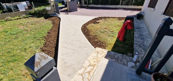 Allée piétonne en pavage et Gravistar