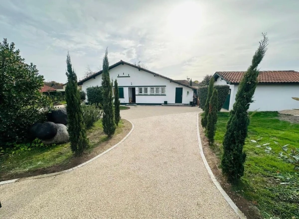 Aménagement d'une cour en Gravistar®, Alvéostar® Crème et Pavés La Couture® Ton Pierre à Mont-de-Marsan